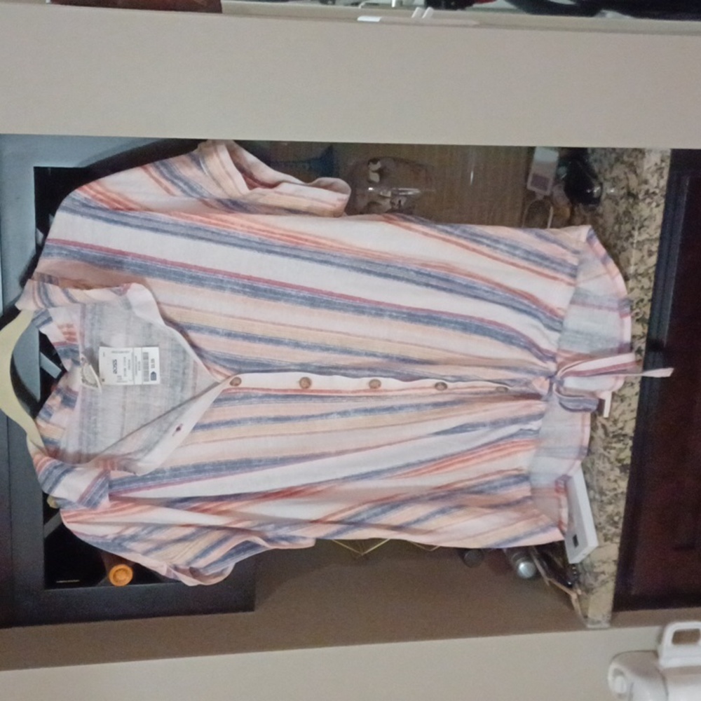 Pretty top with tie at the bottom